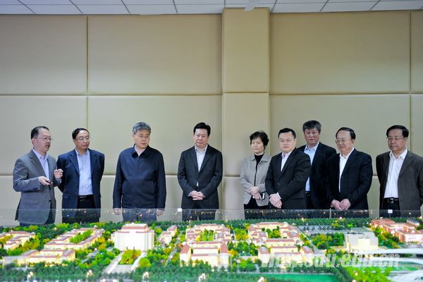 山东省省长郭树清到山东大学青岛校区视察指导工作