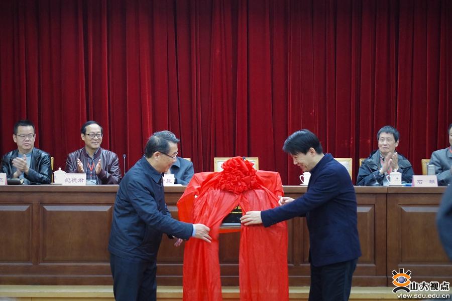 湖北师范大学教授石麟,山东省水浒研究会会长,山东师范大学教授杜贵晨