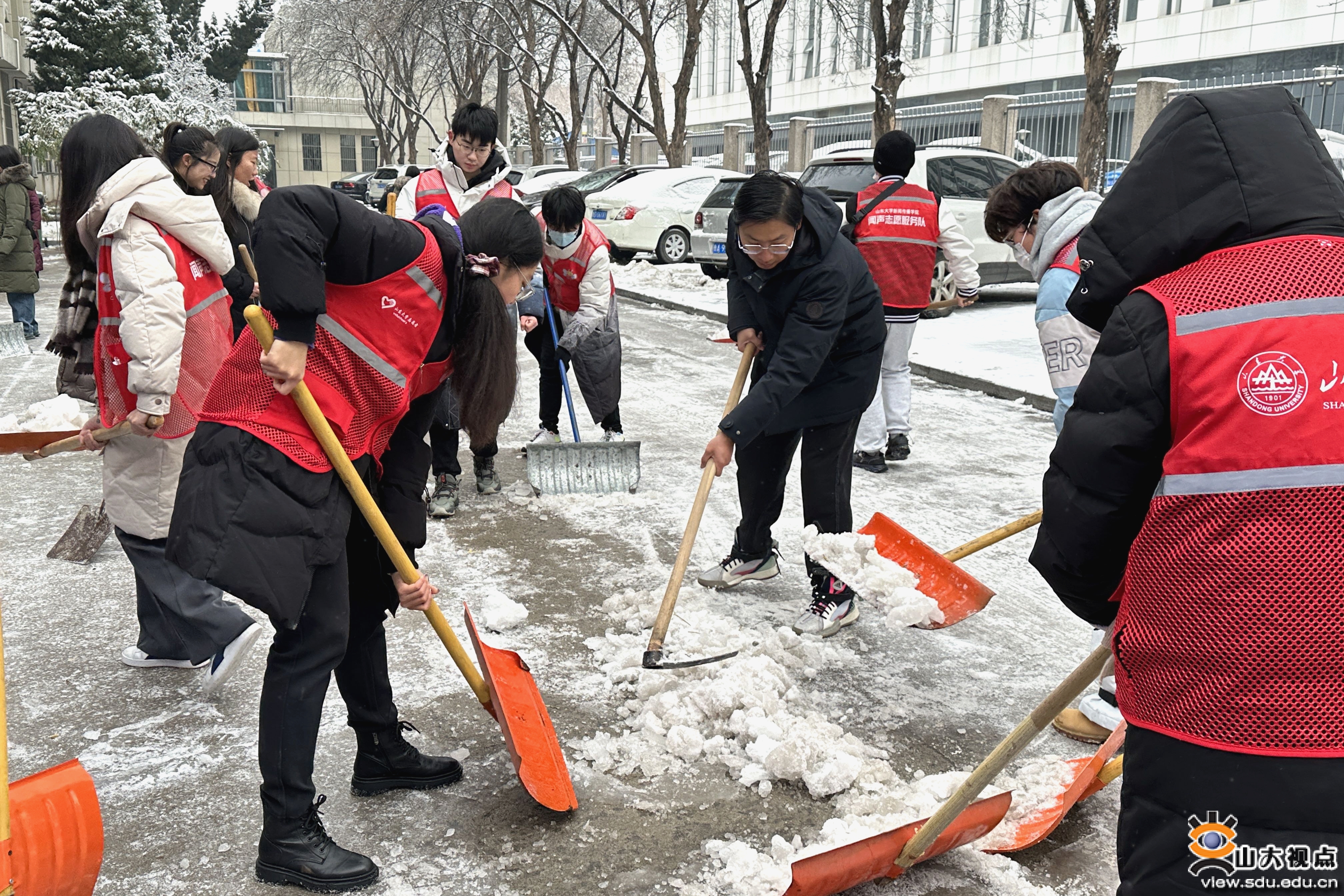 校园扫雪照片图片