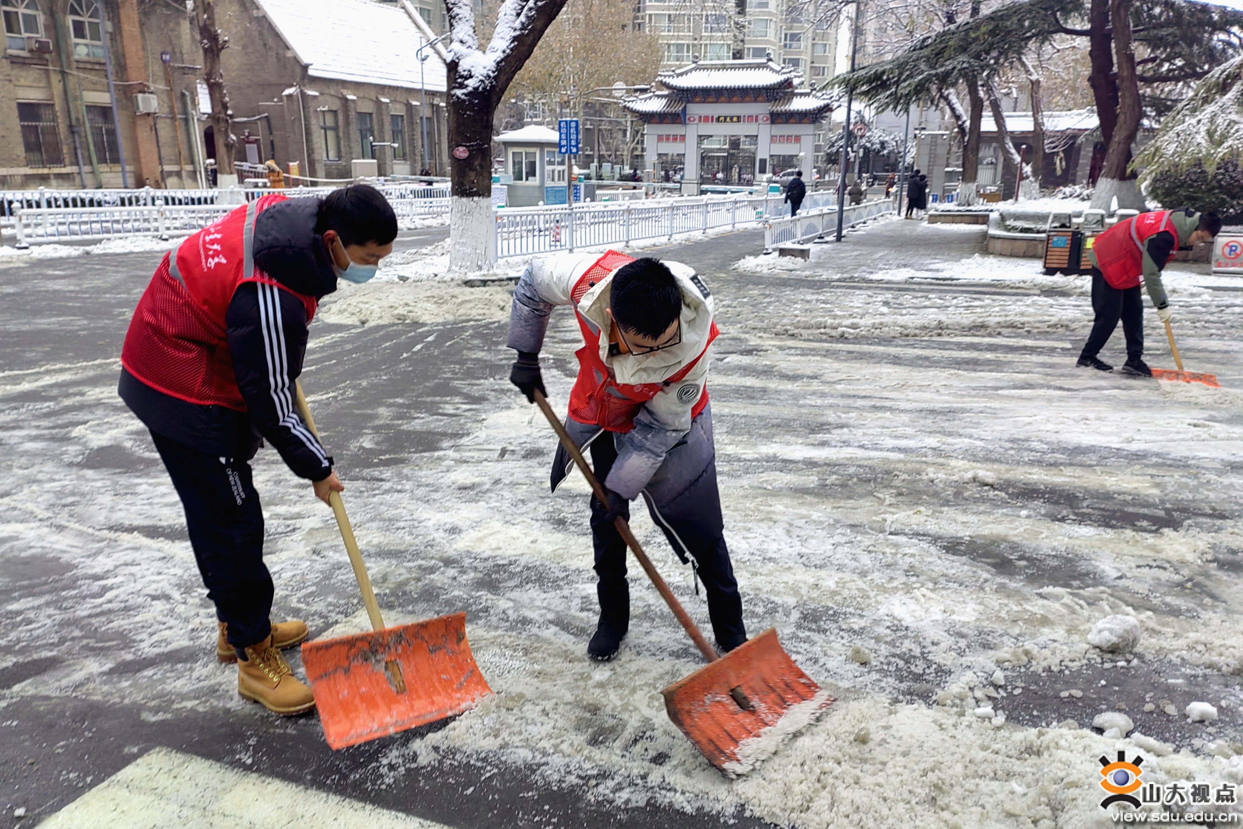 学校扫雪照片图片