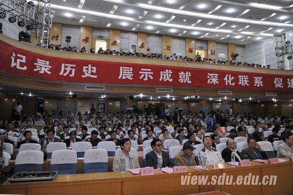 分为典礼与演出两部分,山东大学数学学院党委书记鲁统超主持了庆典