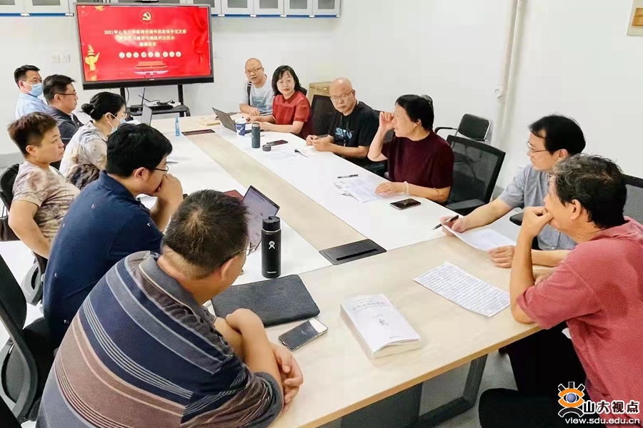 新闻学党支部书记谢锡文总结了新闻学党支部这段时间的党史学习工作