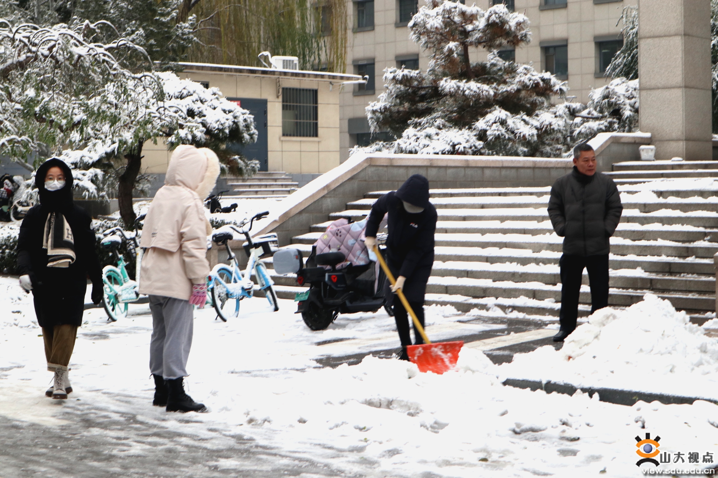 校园扫雪照片图片